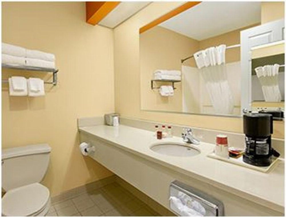 	 2 Full Beds, Mobility Accessible Room, Bathtub w/Grab Bars, Non-Smoking